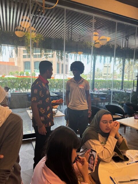 Two participants exchange ideas during a break in the forum conversation.